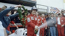 Alain Prost se raduje ze svého prvního titulu ve formuli 1.