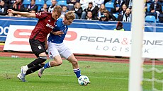 Marek Havran se ve své domácí prvoligové premiée snail obejít obránce Asgera...