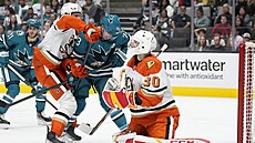 Oscar Dansk v brance Anaheimu bhem utkání proti San Jose.