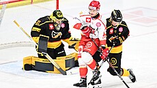 Jordann Perret v souboji ped brankou v utkání proti Kuopiu.