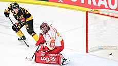 Stanislav korvánek inkasuje v zápase s Kuopiem.