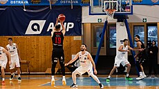 Nymburský basketbalista Ondej Sehnal zakonuje v utkání s Ostravou.