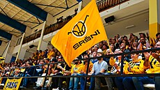 Píse�tí fanou�ci podporují basketbalisty b�hem duelu s Olomouckem.
