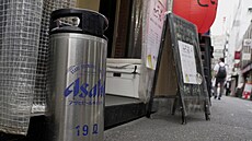 Prázdný keg piva Asahi Super Dry p�ed restaurací Ku�ijaki Tosaka v Tokiu (3....