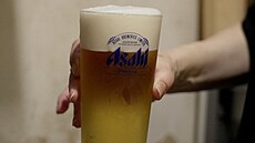 P�llitr na�epovaného piva Asahi Super Dry v Restauraci Ku�ijaki Tosaka v Tokiu...