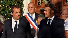 Francouzský prezident Emmanuel Macron po boku tehdejího ministra ozbrojených...