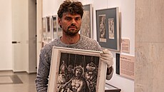 Pracovník Slezského zemského muzea v Opav ukazuje jeden z exponát nové...