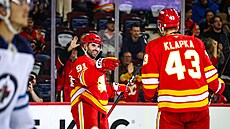 Nazem Kadri (vlevo) a Adam Klapka slaví gól Calgary v píprav proti Winnipegu.