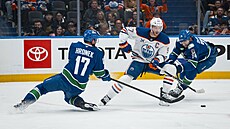 Kapitán Edmontonu Connor McDavid (uprosted) se prodírá pes Filipa Hronka z...