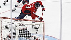 Útoník Washingtonu Tom Wilson zakonuje v pípravném utkání proti Columbusu.