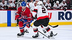 Juraj Slafkovský z Montrealu se snaí obejít Aroma Zuba z Ottawy.