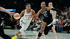 Alyssa Thomasová (vlevo) z Phoenixu se snaí obejít Aju Wilsonovou z Las Vegas...