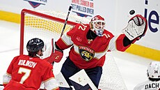 Branká Floridy Sergej Bobrovskij se natahuje pro puk.