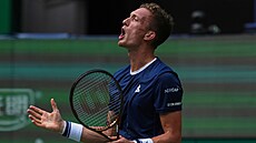 Jií Leheka se na sebe zlobí v osmifinále turnaje v anghaji.