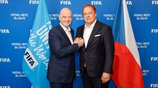 éf FIFA Gianni Infantino si podává ruku se éfem FAR Davidem Trundou.