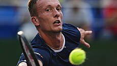 Jií Leheka se natahuje po míku ve tetím kole turnaje v anghaji.