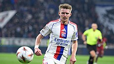 Pavel ulc sleduje balón.