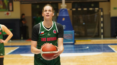 Tereza Halátková stílí trestný hod v eurocupovém zápase na hiti polského...