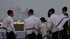 Ortodoxní idé pozorují palestinské Pásmo Gazy po jedné z explozí. (9. íjna...