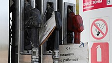 Rusové se potýkají s nedostatkem benzínu. Snímek pochází z msta Ninij...
