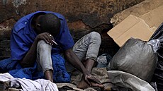 Narkomani bez domova v ulicích jihoafrické Pretorie (5. bezna 2025)
