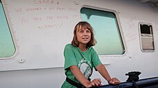 Greta Thunbergová hovo�í s agenturou Reuters na palub� lodi, která je sou�ástí...