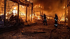 Hasii zasahují u poáru po ruském leteckém útoku, který zasáhl trh Barabashovo...