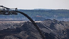 Snímek ukazuje povrchovou tbu hndého uhlí v dole Nochten v Horní Luici....
