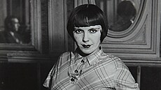 Brassa&#239;: Prostitutka hrající ruský kuleník, Boulevard Rochechouart (cca...