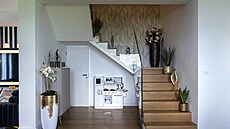 Pod schody se nachází malá dtská kuchyka, kde si rád hraje nejmladí syn. 