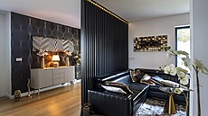 Originální stna oddluje klidovou zónu od jídelní ásti. 