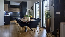 Interiér je ladný do tmavých odstín s drazem na detail. 