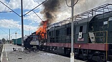 Osobní vlak v plamenech po ruském útoku dron na elezniní stanici v ostce v...