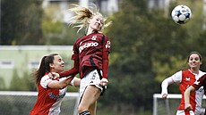 Haillie Bergfordová ze Sparty v souboji s Klárou Cvrkovou ze Slavie.