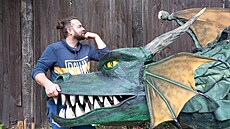 Frantiek Gerych pózuje s jedním z podmanivých drak.