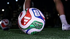 Trionda, T�i vlny, mí� pro fotbalové mistrovství sv�ta 2026.