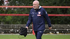 Reprezentaní kou Ivan Haek bhem tréninku ped kvalifikaním zápasem proti...