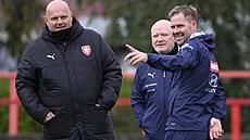 Reprezentaní kou Ivan Haek (uprosted), manaer týmu Tomá Hübchschman...