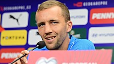 Tomá Souek, kapitán eské reprezentace, na tiskové konferenci ped...