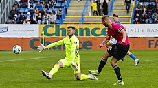 Tomá Poznar ze Zlína se snaí pekonat brankáe Ostravy Viktora Budinského