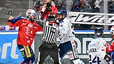 Milo Kelemen z Pardubic (vlevo) a Jakub Zboil z Vítkovic v pstním souboji