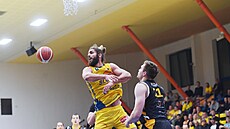 Pod ko�em ústecký Adam Pechá�ek, vpravo Michal Kozák z Písku.