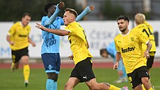 Brnnský Patrik avo slaví se spoluhrái gól.