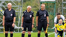 Zápas okresní fotbalové soute, rozhodí, uprosted Josef Topinka.