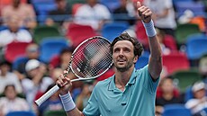 Arthur Rinderknech slaví postup do tvrtfinále turnaje v anghaji.