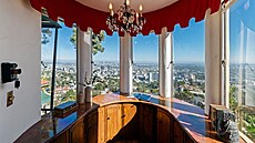 Úchvatné výhledy se táhnou od nápisu Hollywood a po centrum Los Angeles a...