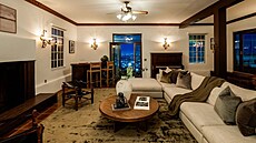 Mezi odpoinkové prostory patí salonek s vestavným barem.