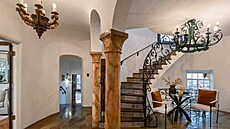 Schodit a podlahy jsou dokonale zachované.