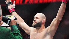 Nejlep�í �eský MMA zápasník Ji�í Procházka si u�ívá vyhlá�ení od hlasatele UFC...