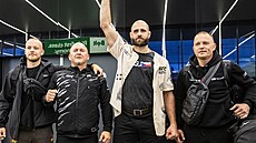 Zleva kondi�ní trenér Filip Luke�, hlavní trenér Jaroslav Hov�zák, zápasník...